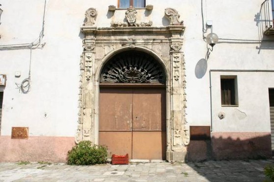 Portale Palazzo Barletta